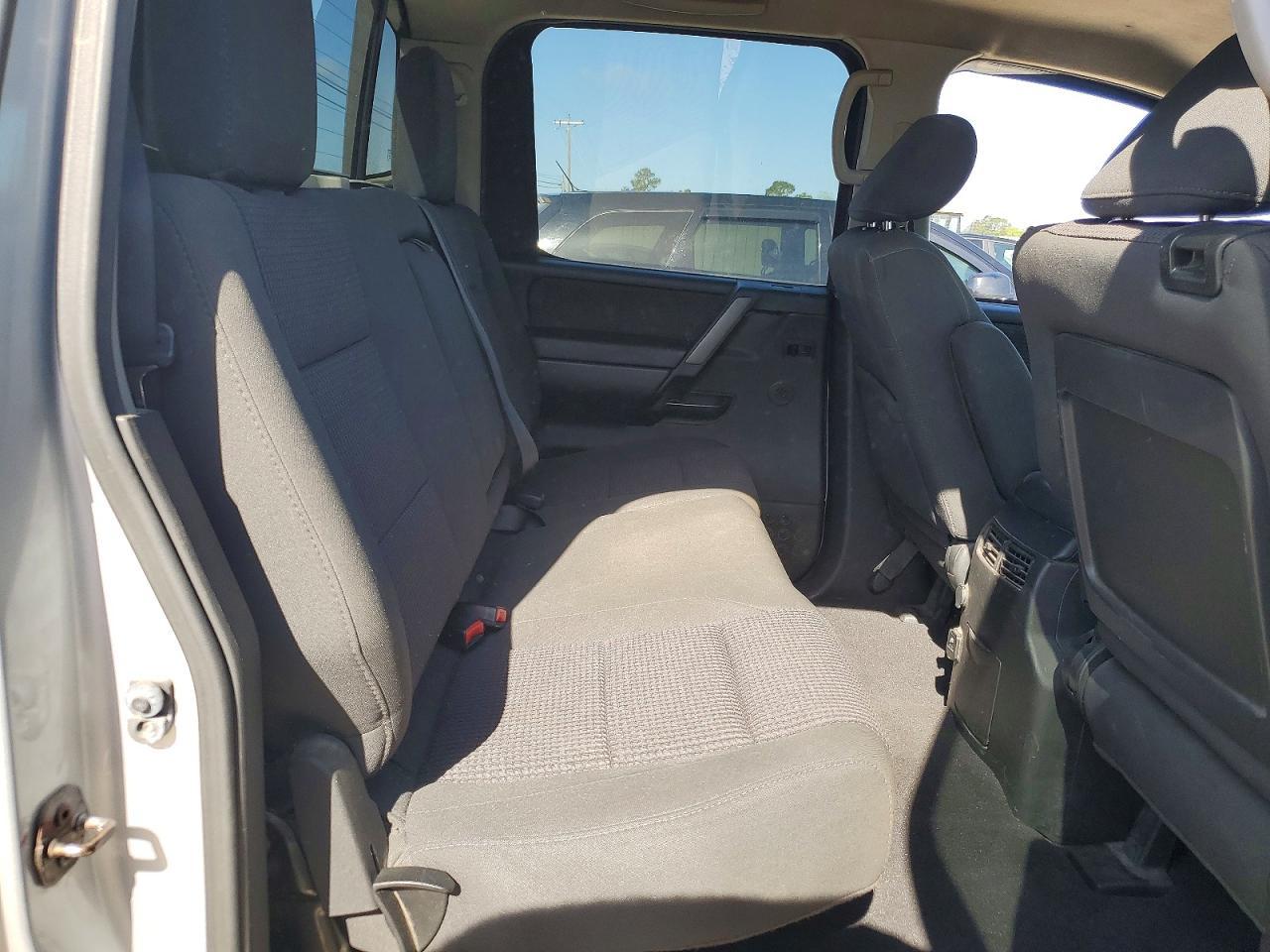 2014 Nissan Titan SV