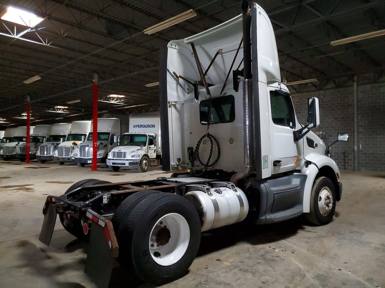 2016 Peterbilt 579 Semi Truck