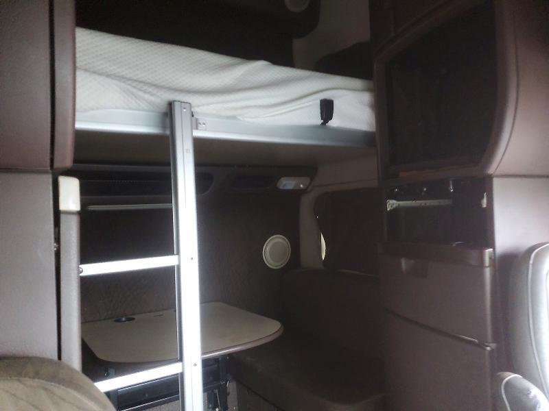 2014 Volvo VNL Semi Truck