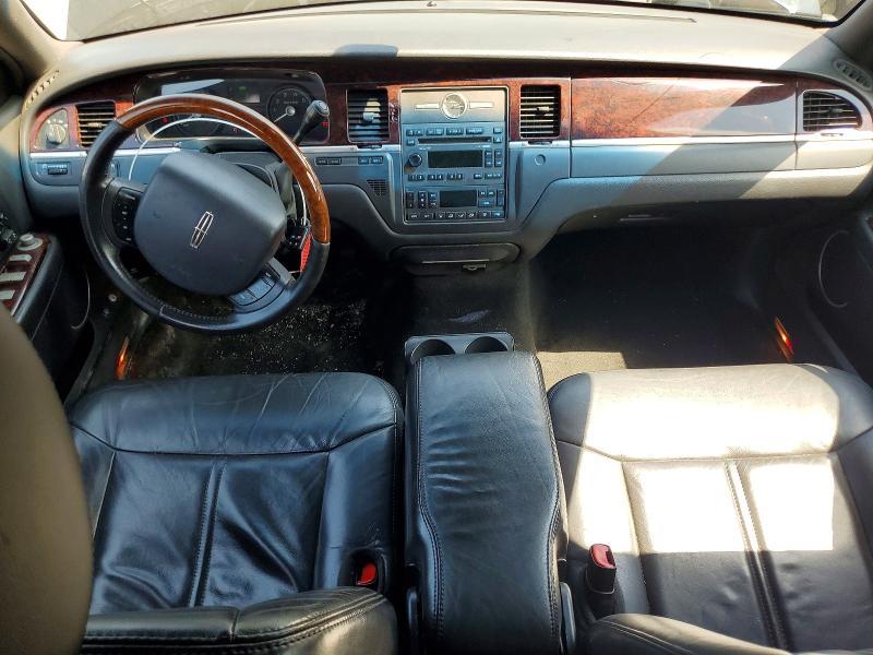 2011 Lincoln Town car Signature Limited
