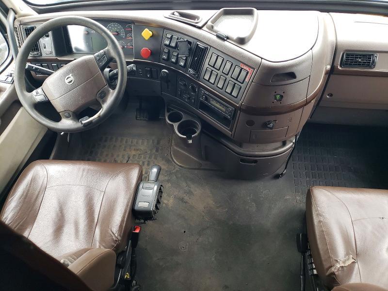 2015 Volvo VNL Semi Truck