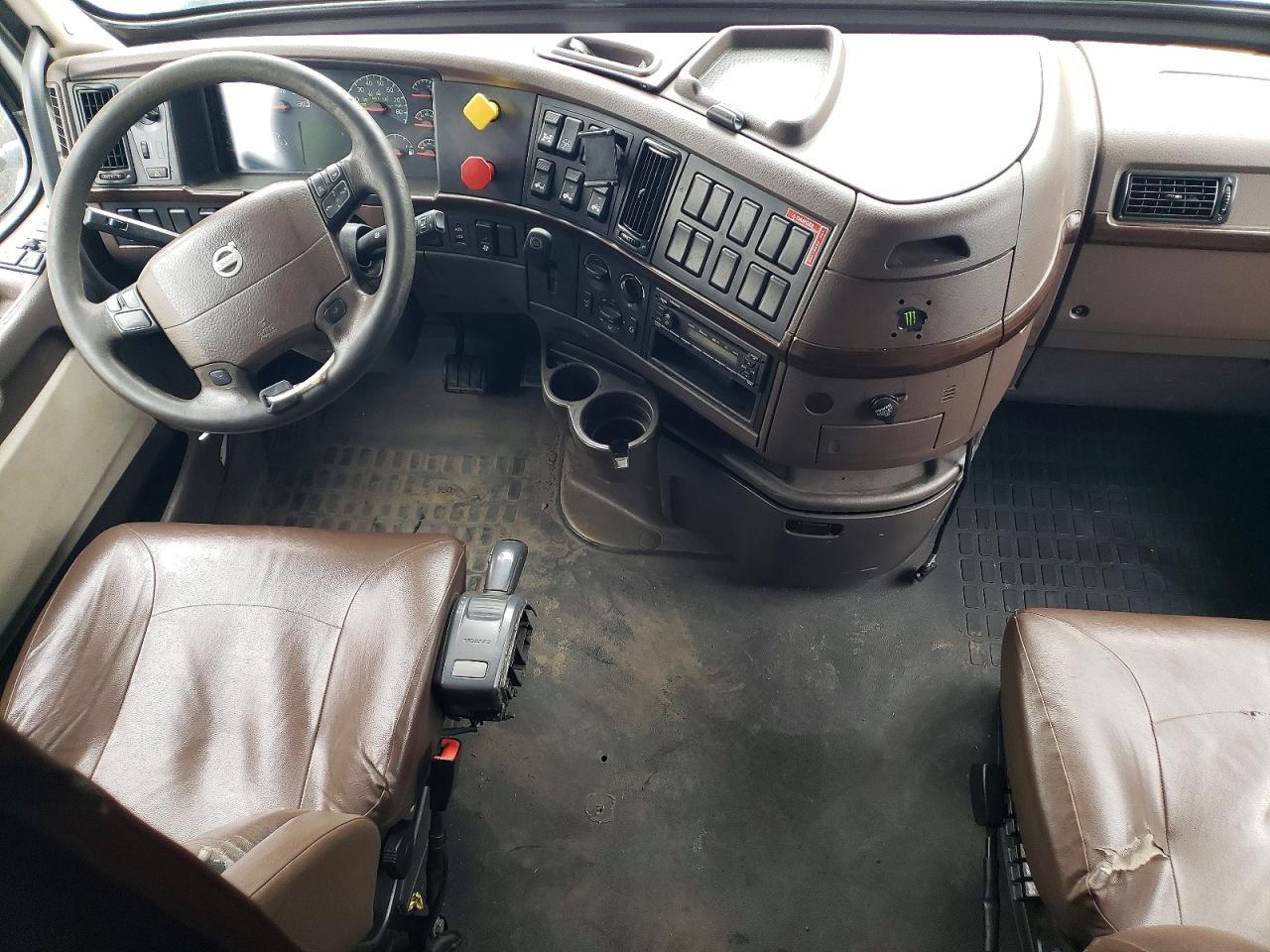 2015 Volvo VNL Semi Truck