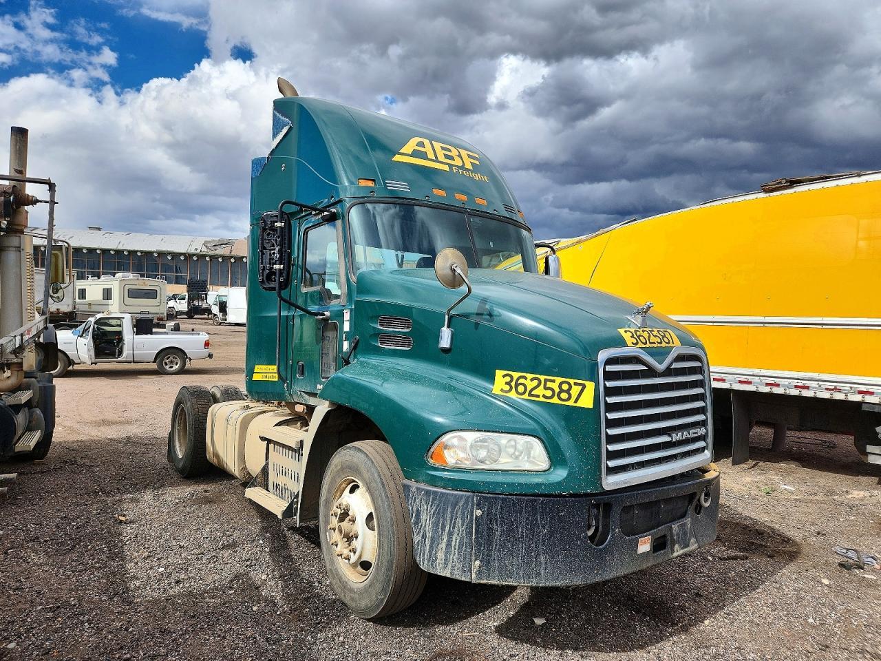 2017 Mack CXU612 Semi Truck
