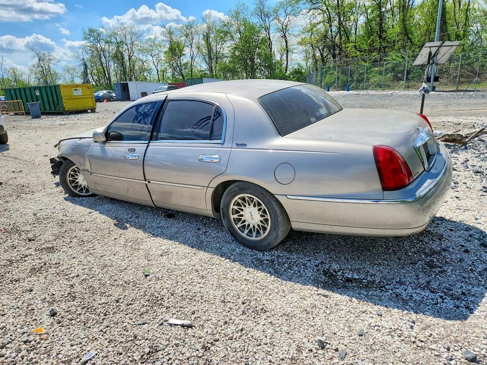 2001 Lincoln Town car Signature