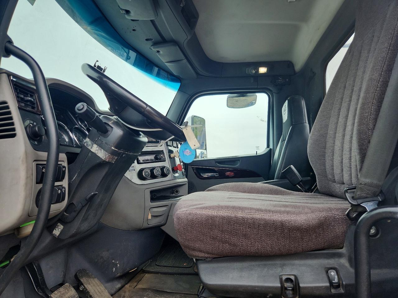 2017 Peterbilt 579 ROLL-OFF Container Truck