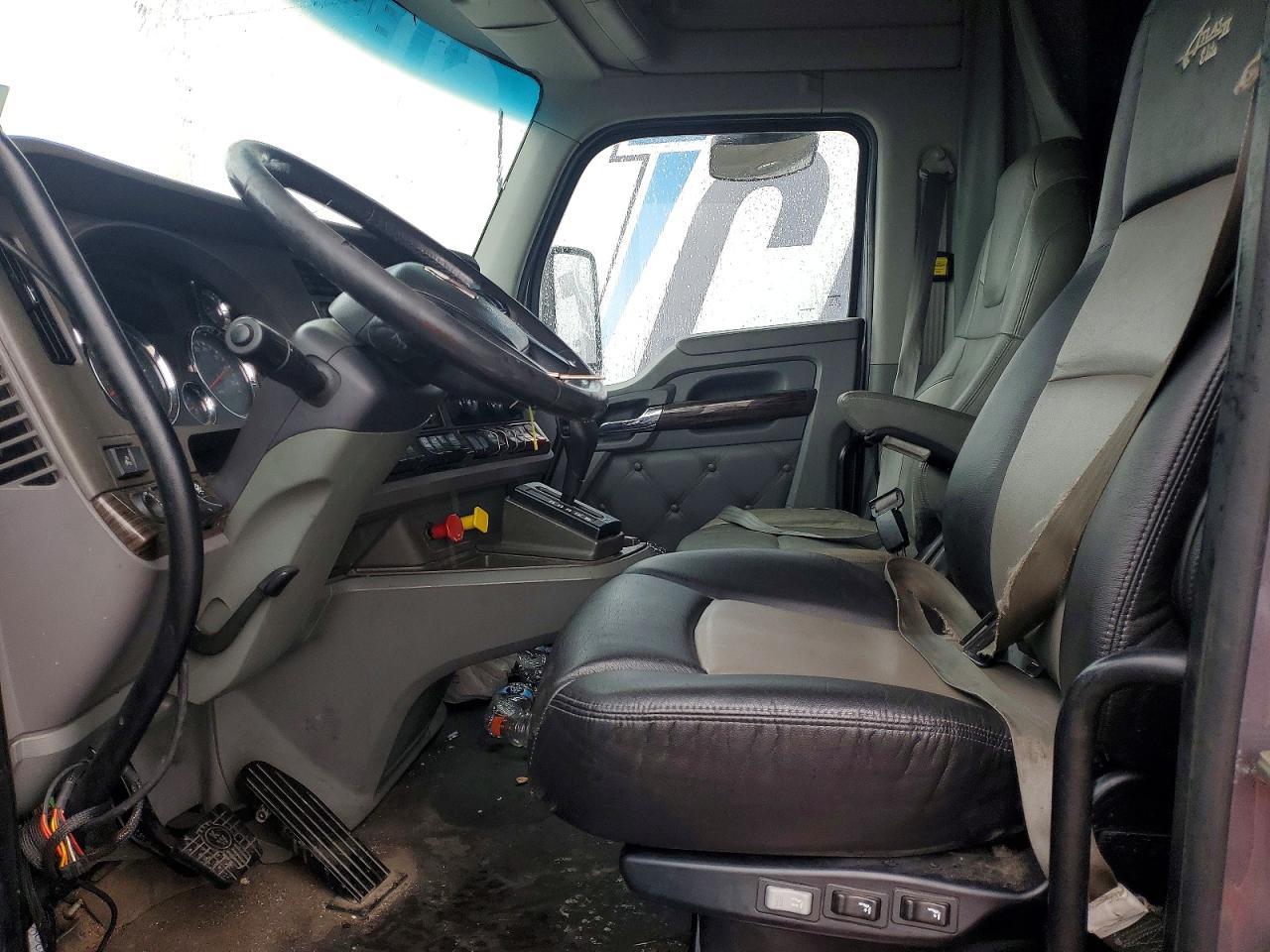 2015 Kenworth T680 Semi Truck