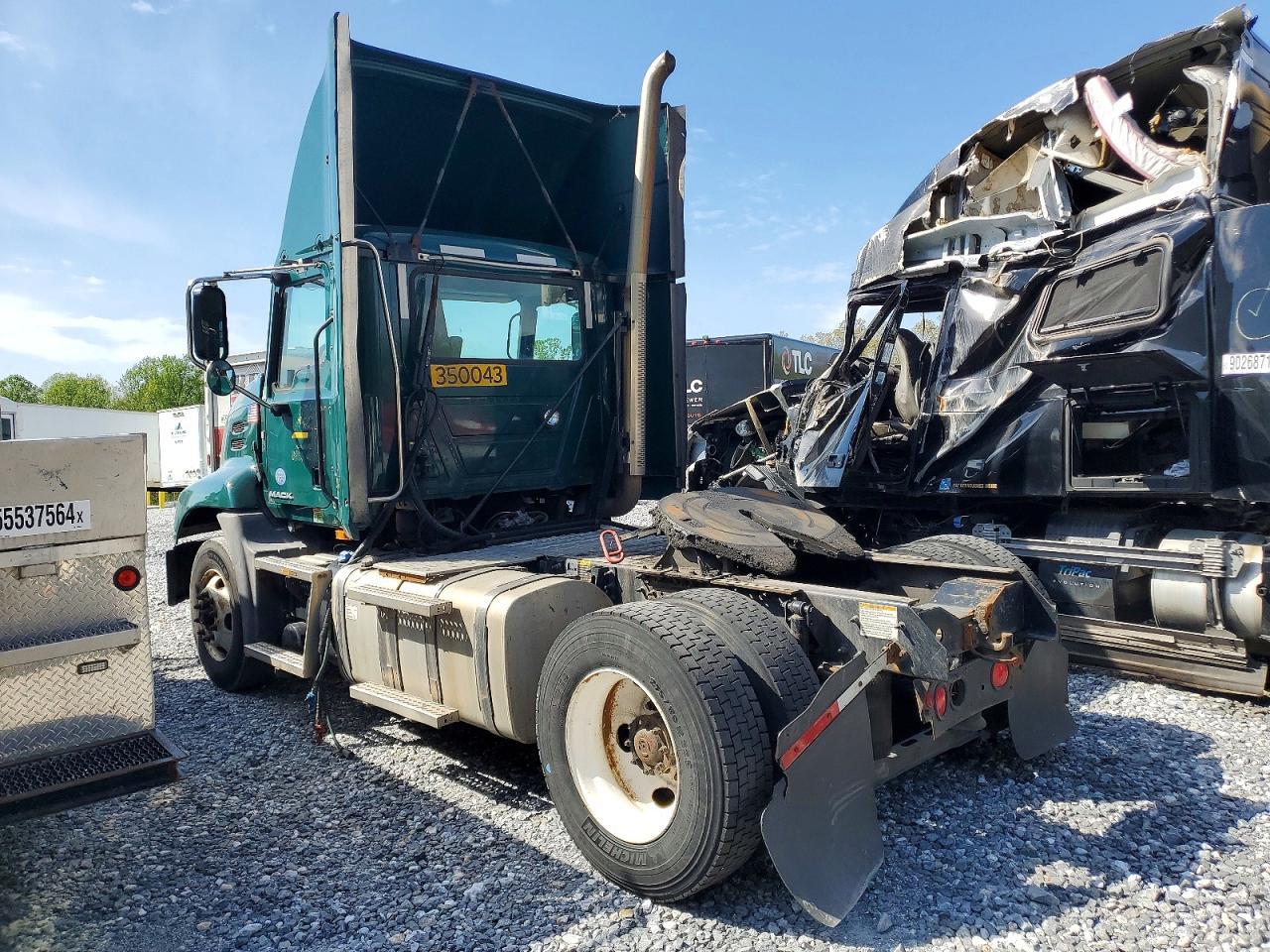 2016 Mack 600 CXU600-Semi Truck