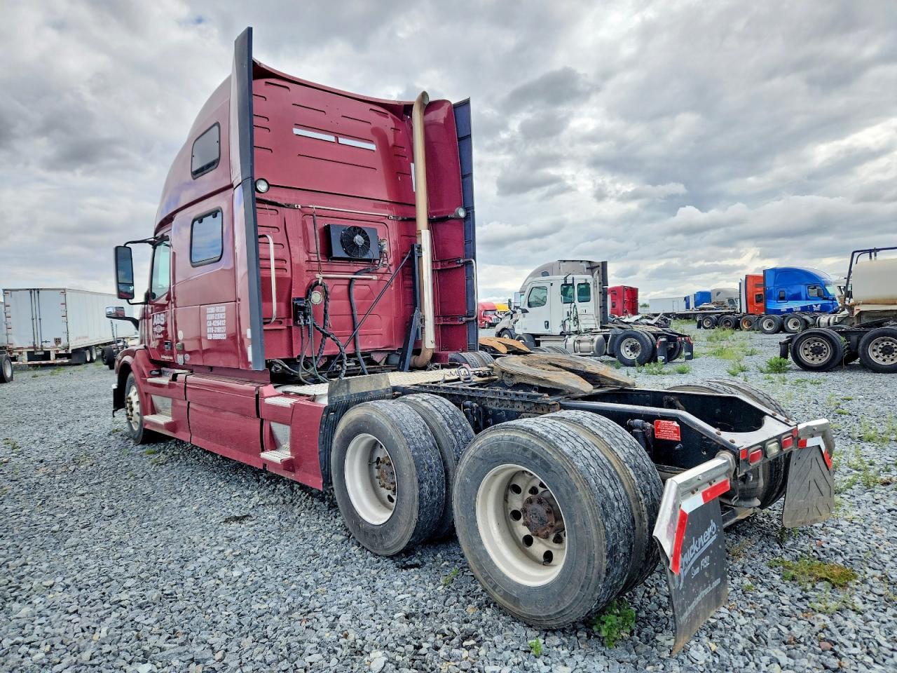 2015 Volv O VNL Semi Truck