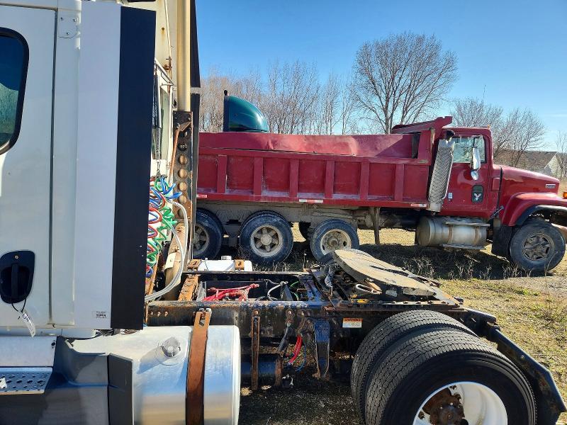 2016 Freightliner Cascadia Semi Truck