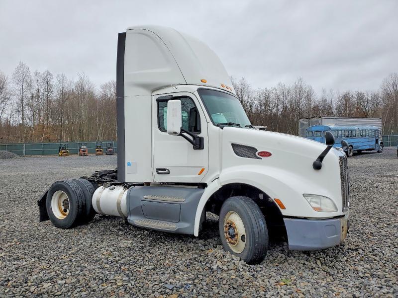 2017 Peterbilt 579 Semi Truck