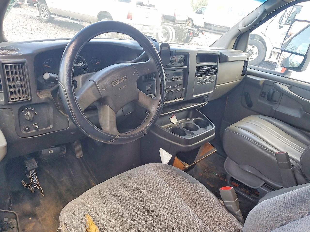 2004 GMC Savana BOX Truck