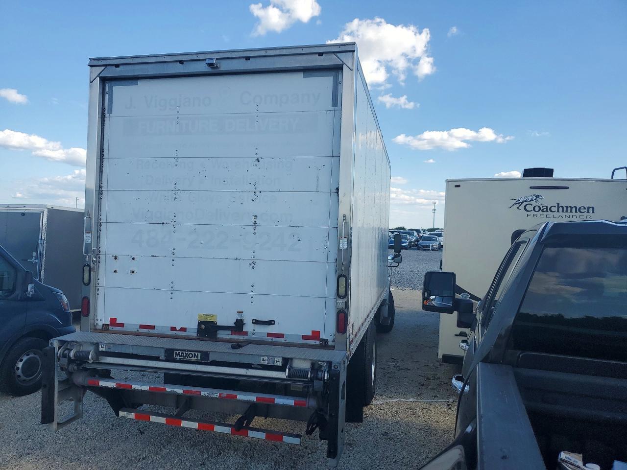 2016 Freigliner 2016 Freightliner Business Class M2 BOX Truck