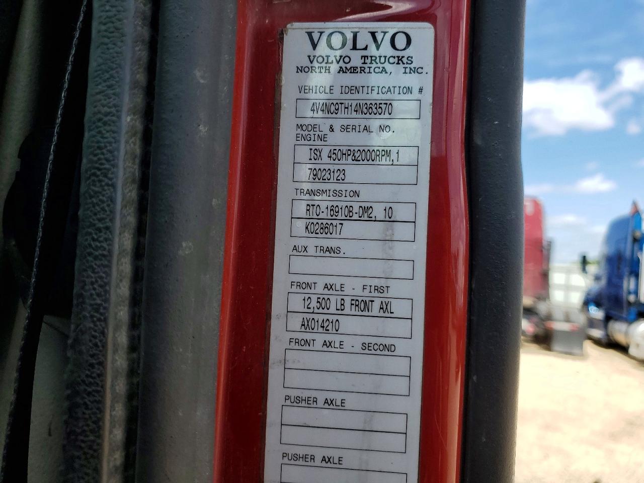 2004 Volv O VNL Semi Truck