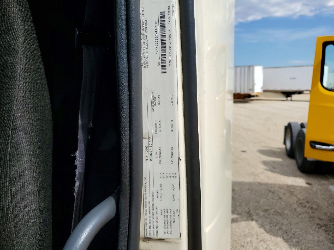 2006 Volvo VNL Semi Truck