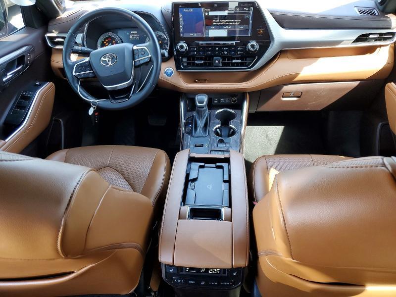 2022 Toyota Highlander Hybrid Platinum