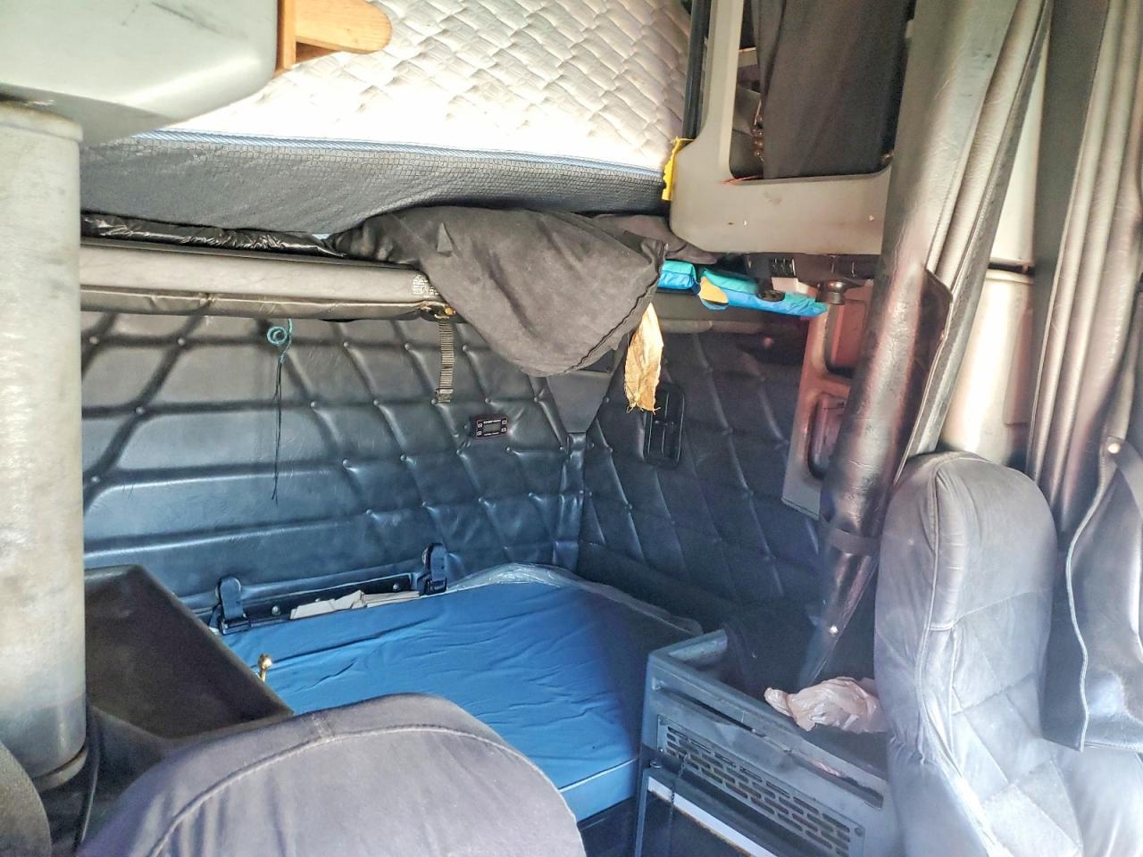 2001 Freightliner FLD120 Semi Truck