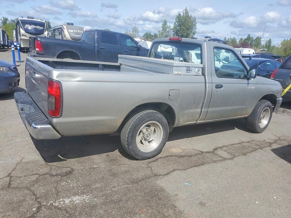 2000 Nissan Frontier xe