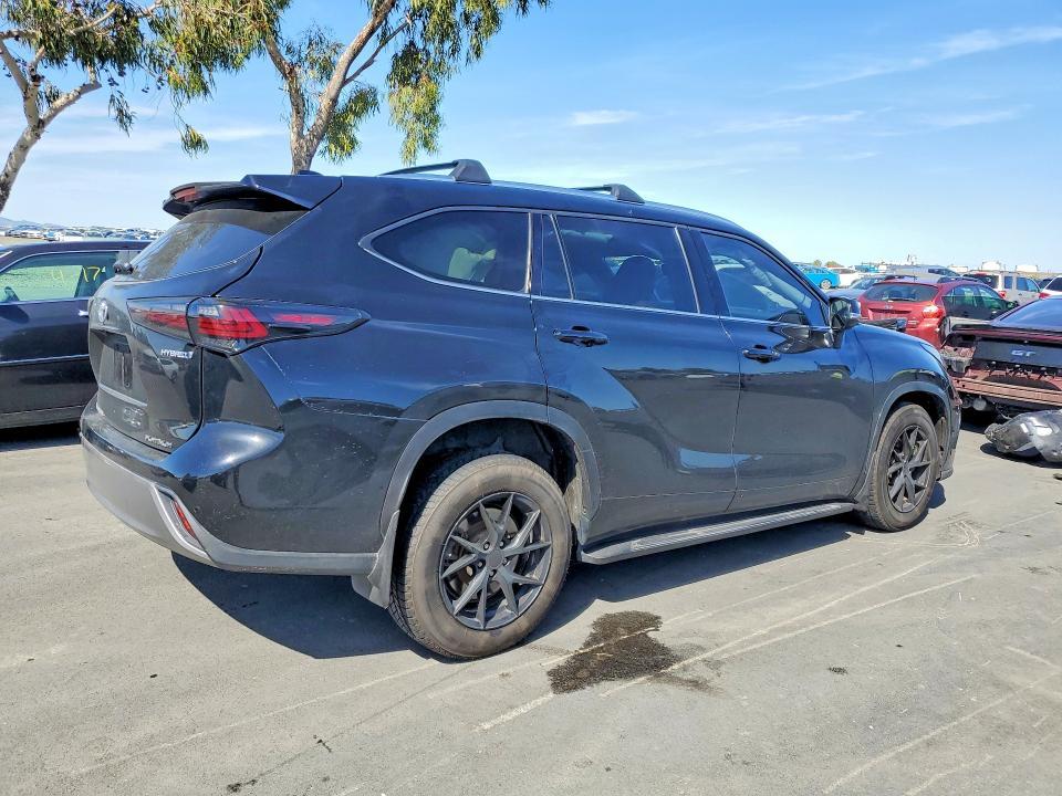 2022 Toyota Highlander Hybrid Platinum