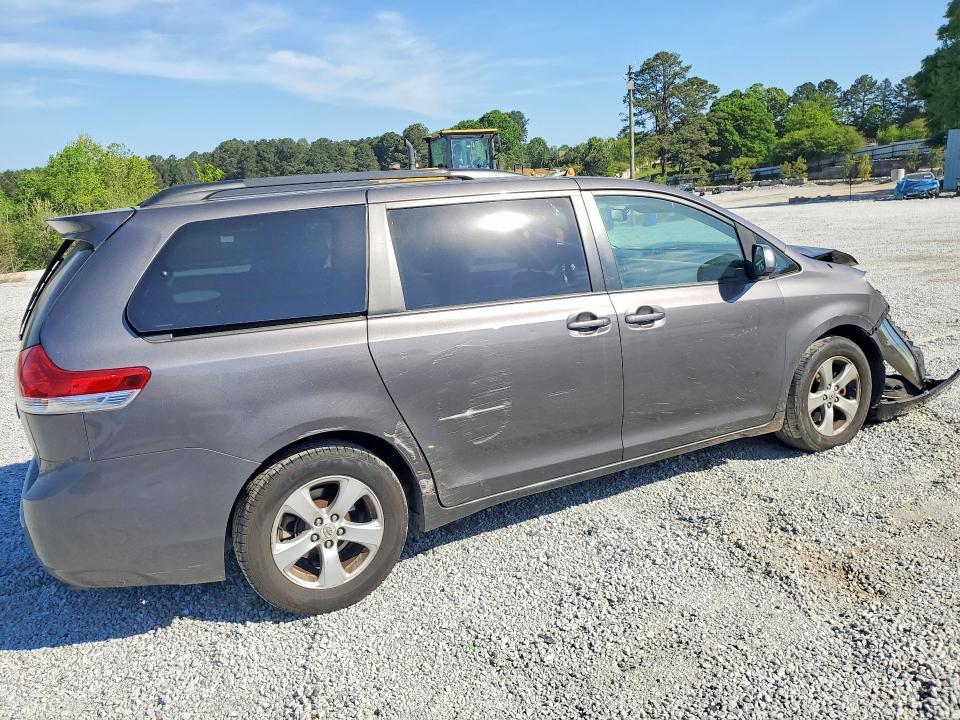 2012 Toyota Sienna le 8-passenger