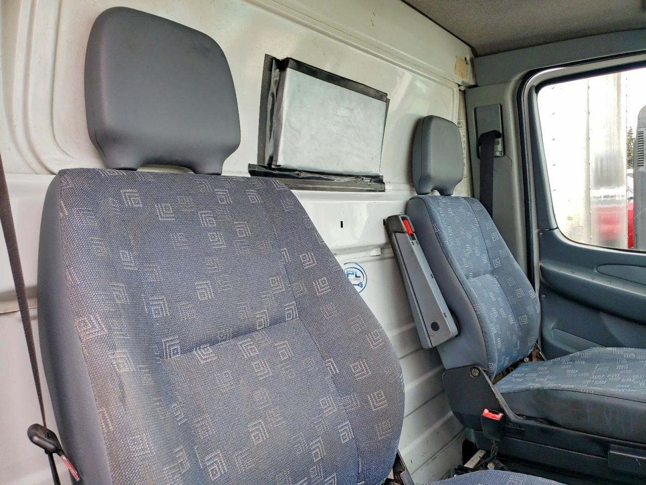 2005 Freigliner 2005 Freightliner Sprinter BOX Truck
