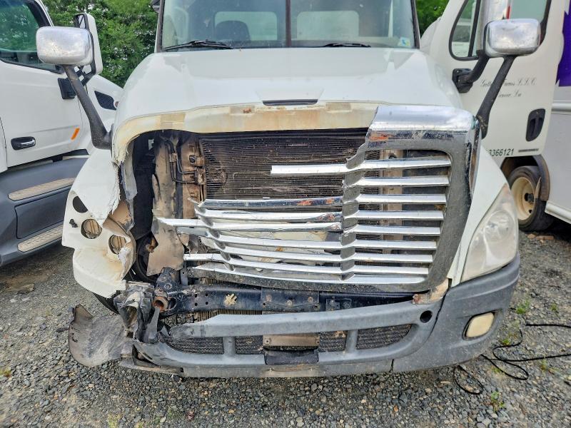2012 Freightliner Cascadia Semi Truck