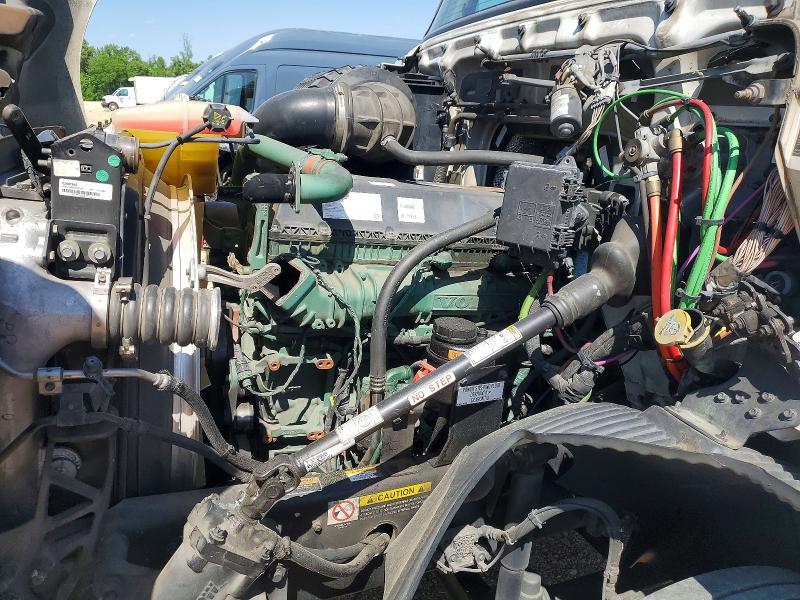 2020 Volv O VNR Semi Truck