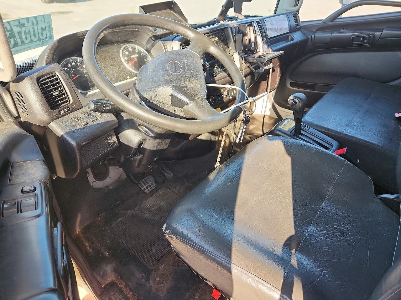 2013 Hino 258/268 BOX Truck