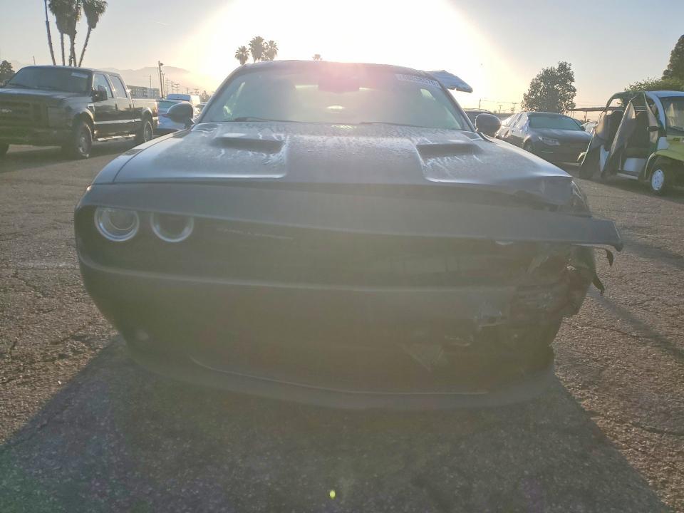 2016 Dodge Challenger r