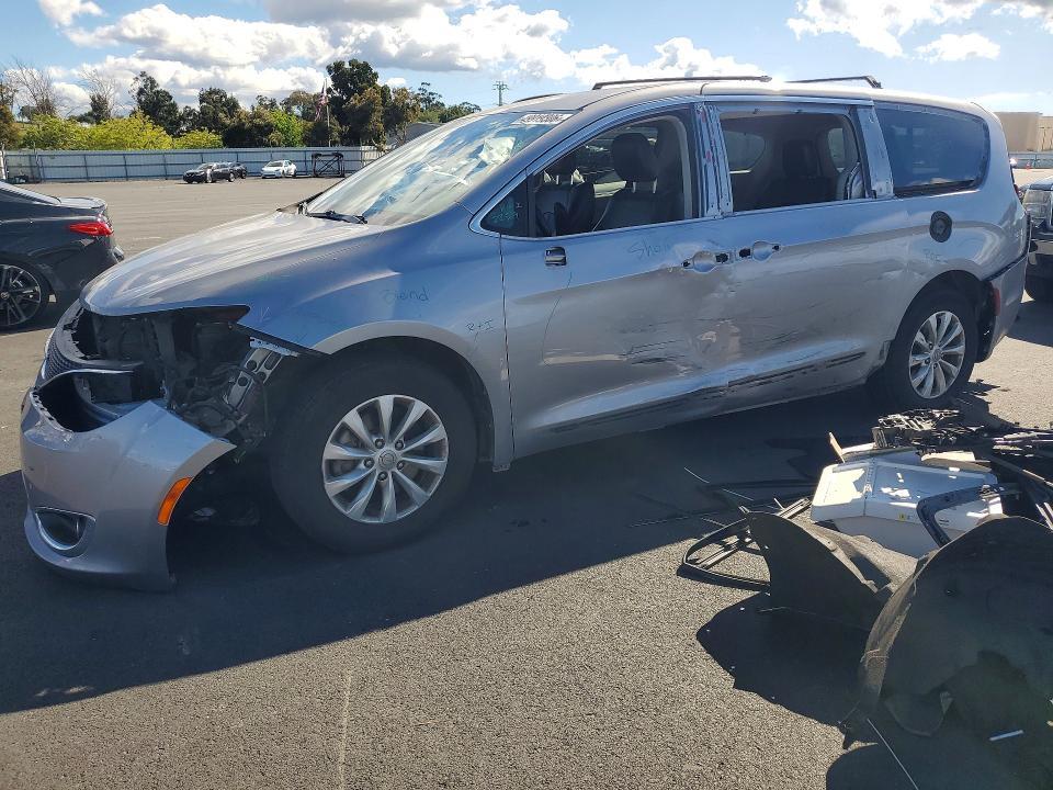 2017 Chrysler Pacifica Touring l