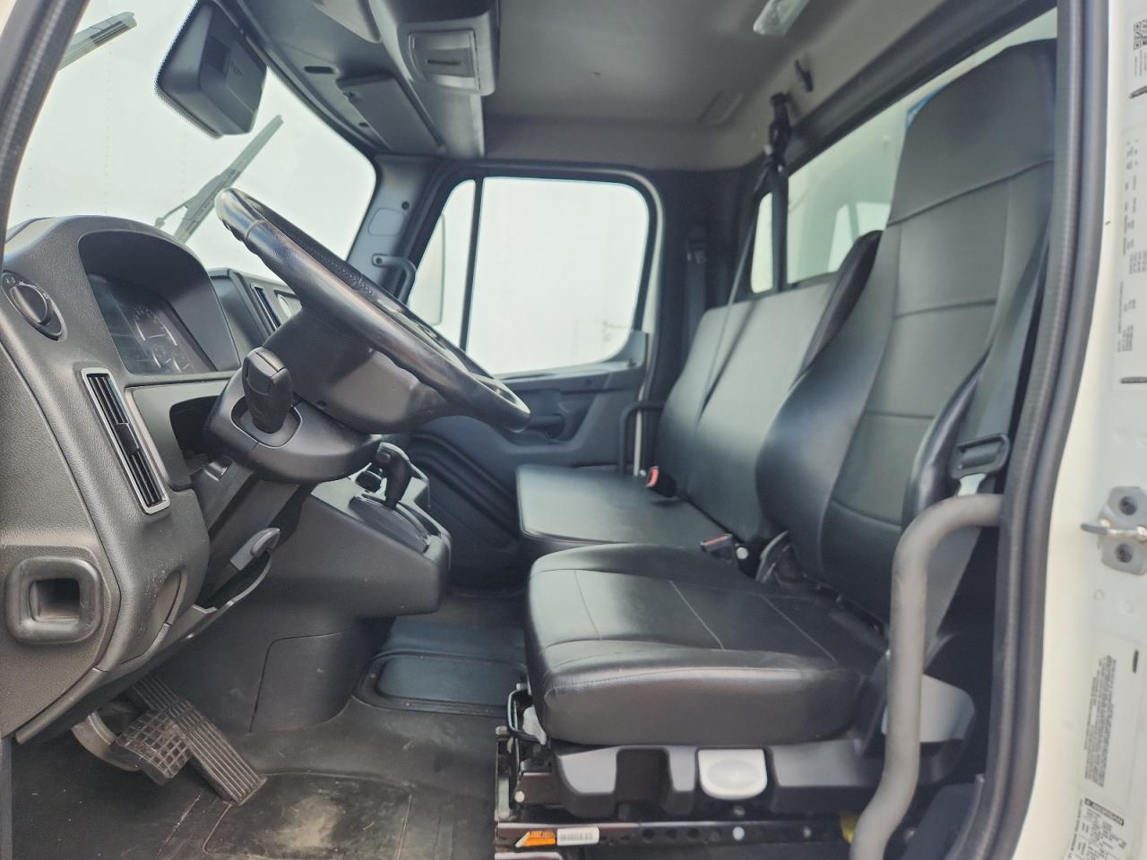 2024 Freigliner 2024 Freightliner Business Class M2 BOX Truck