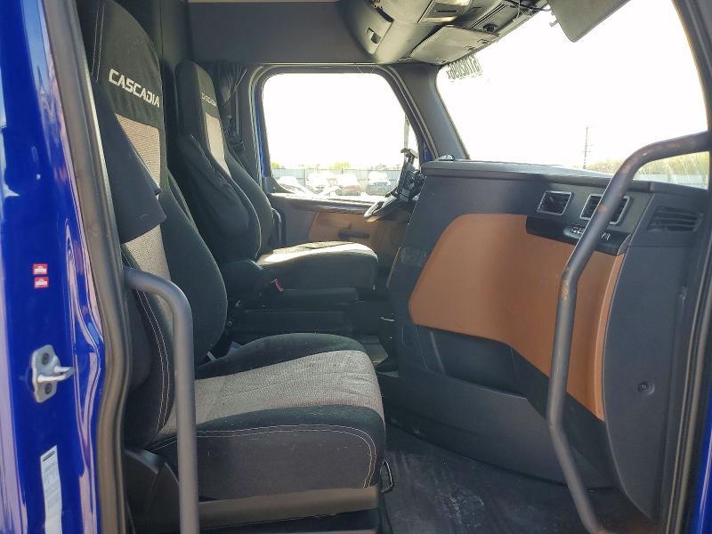 2018 Freightliner Cascadia 126 Semi Truck
