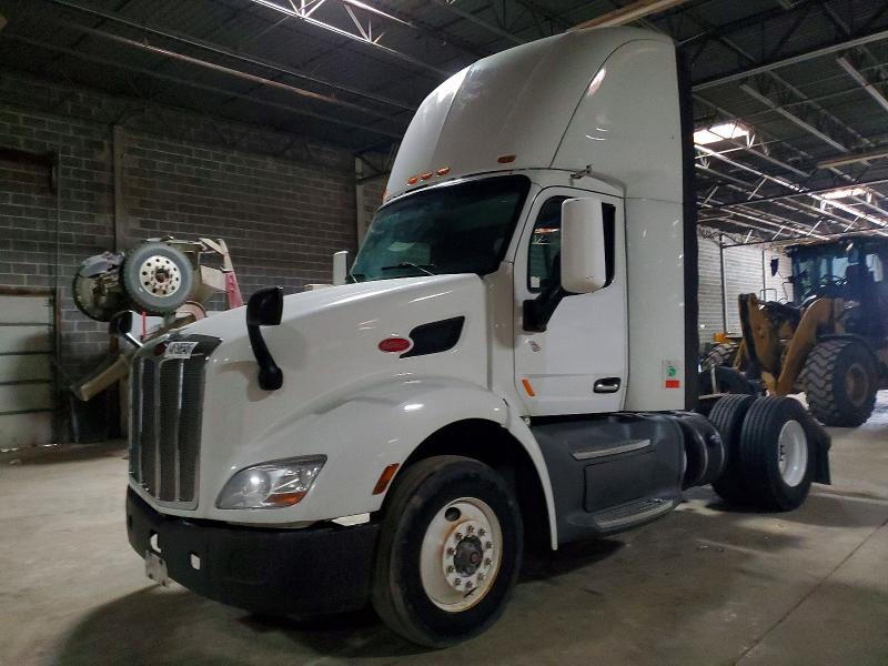 2016 Peterbilt 579 Semi Truck