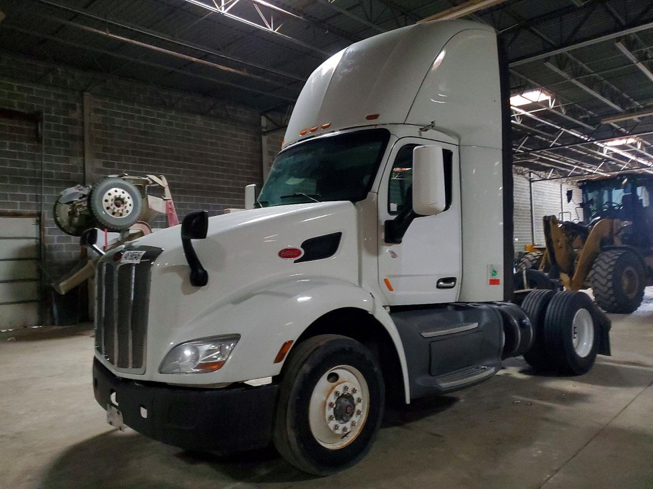 2016 Peterbilt 579 Semi Truck