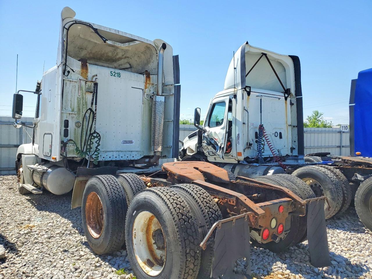 2004 Freigliner 2004 Freightliner CST120 Semi Truck