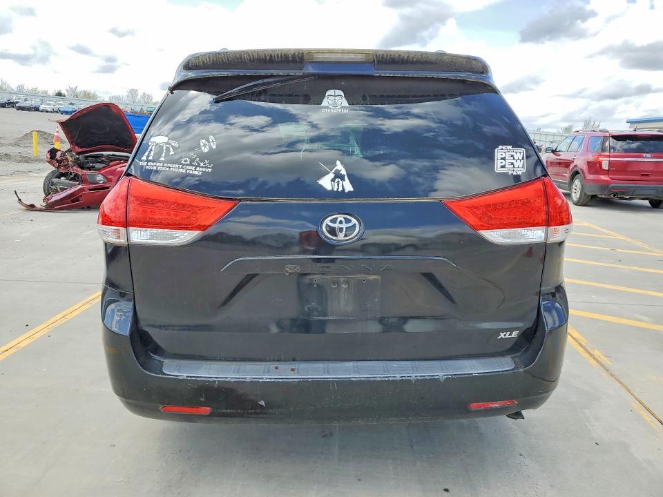 2012 Toyota Sienna xle 8-passenger