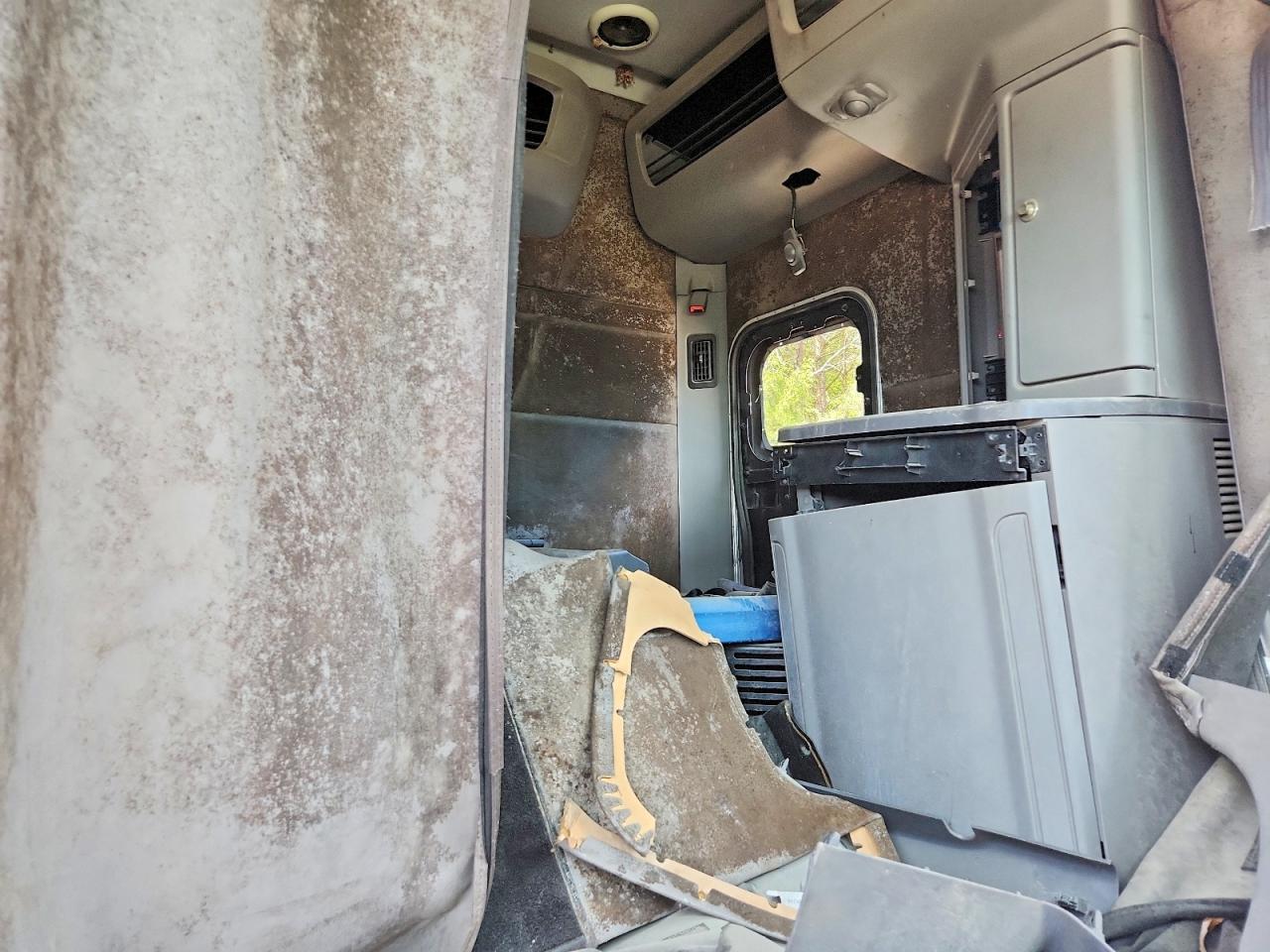 2015 Peterbilt 579 Semi Truck