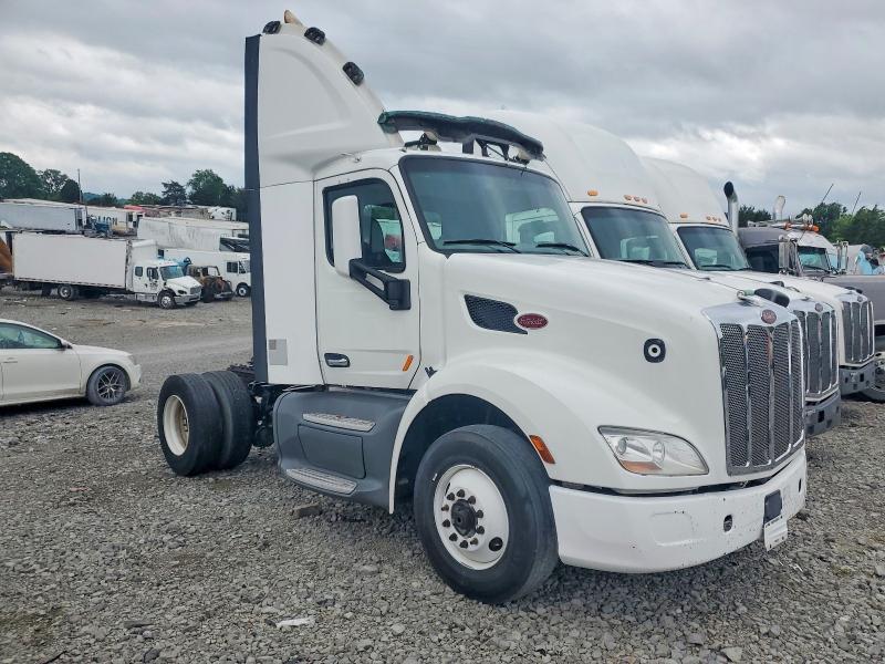 2017 Peterbilt 579 Semi Truck