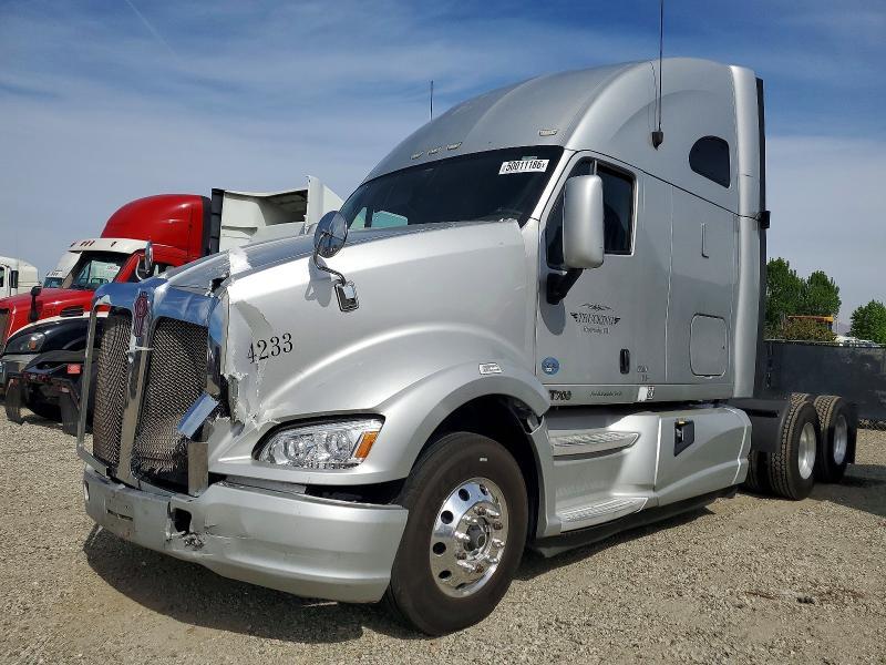 2012 Kenworth T700 Semi Truck
