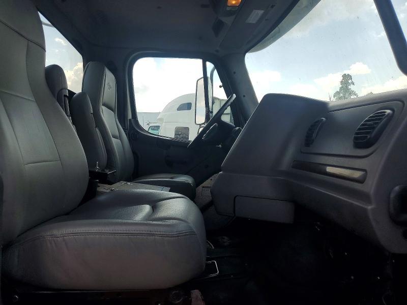 2022 Freigliner 2022 Freightliner 114SD Semi Truck