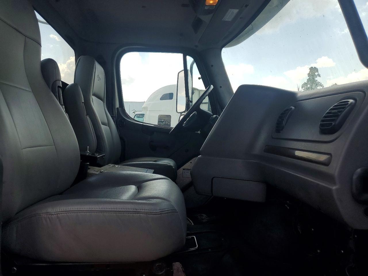 2022 Freigliner 2022 Freightliner 114SD Semi Truck