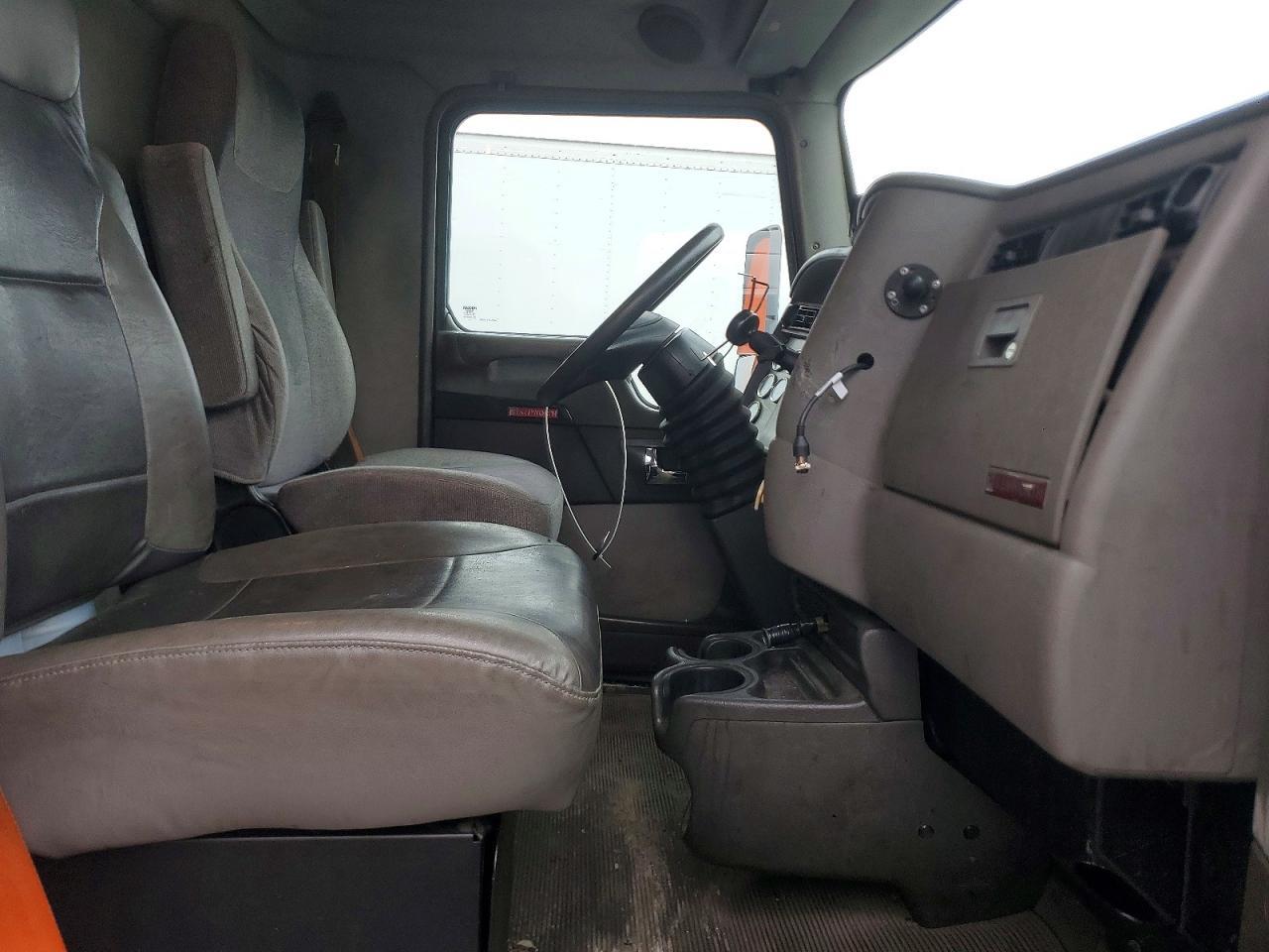 2013 Kenworth T370 BOX Truck