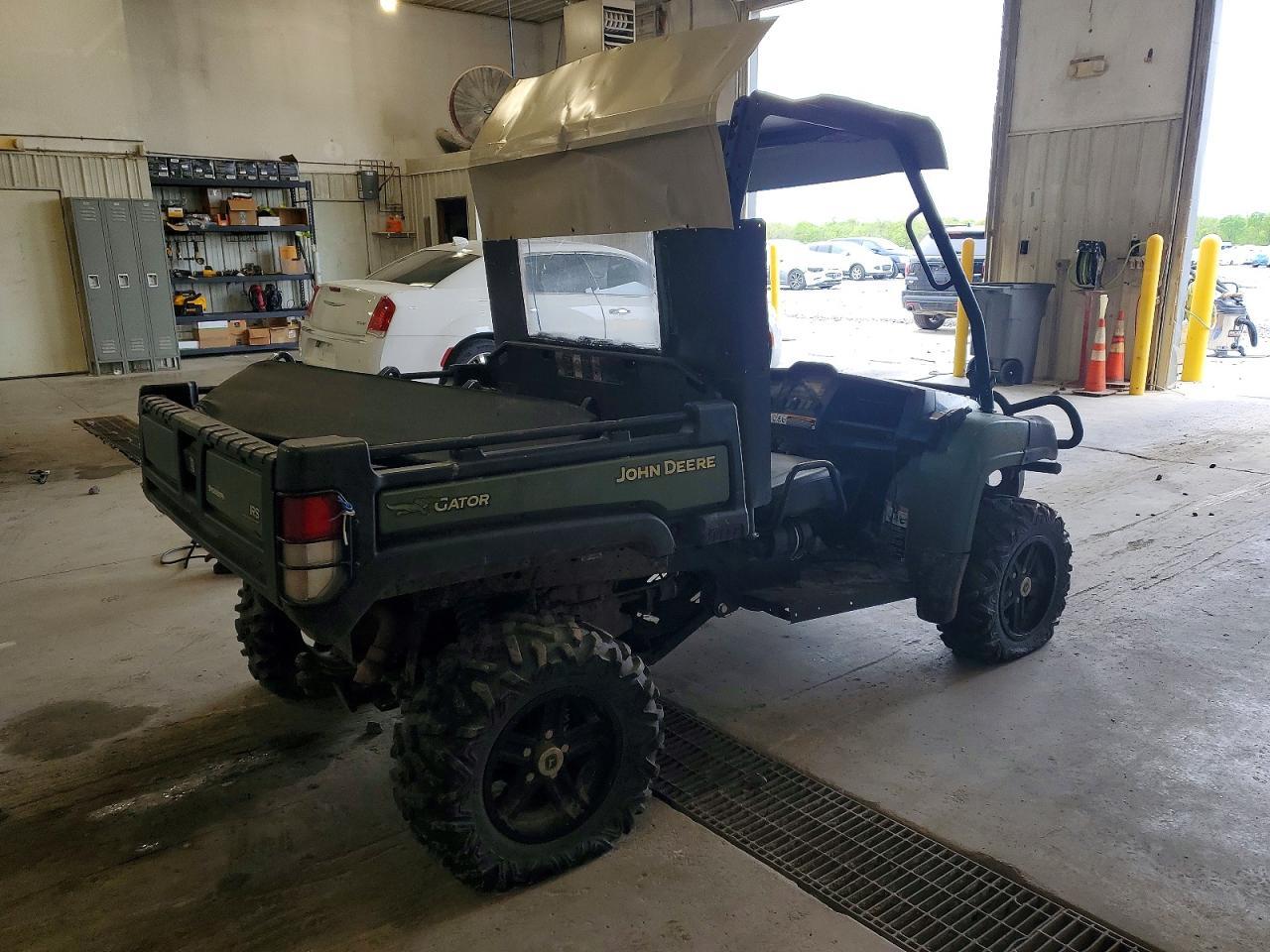 2017 John Deere 825I