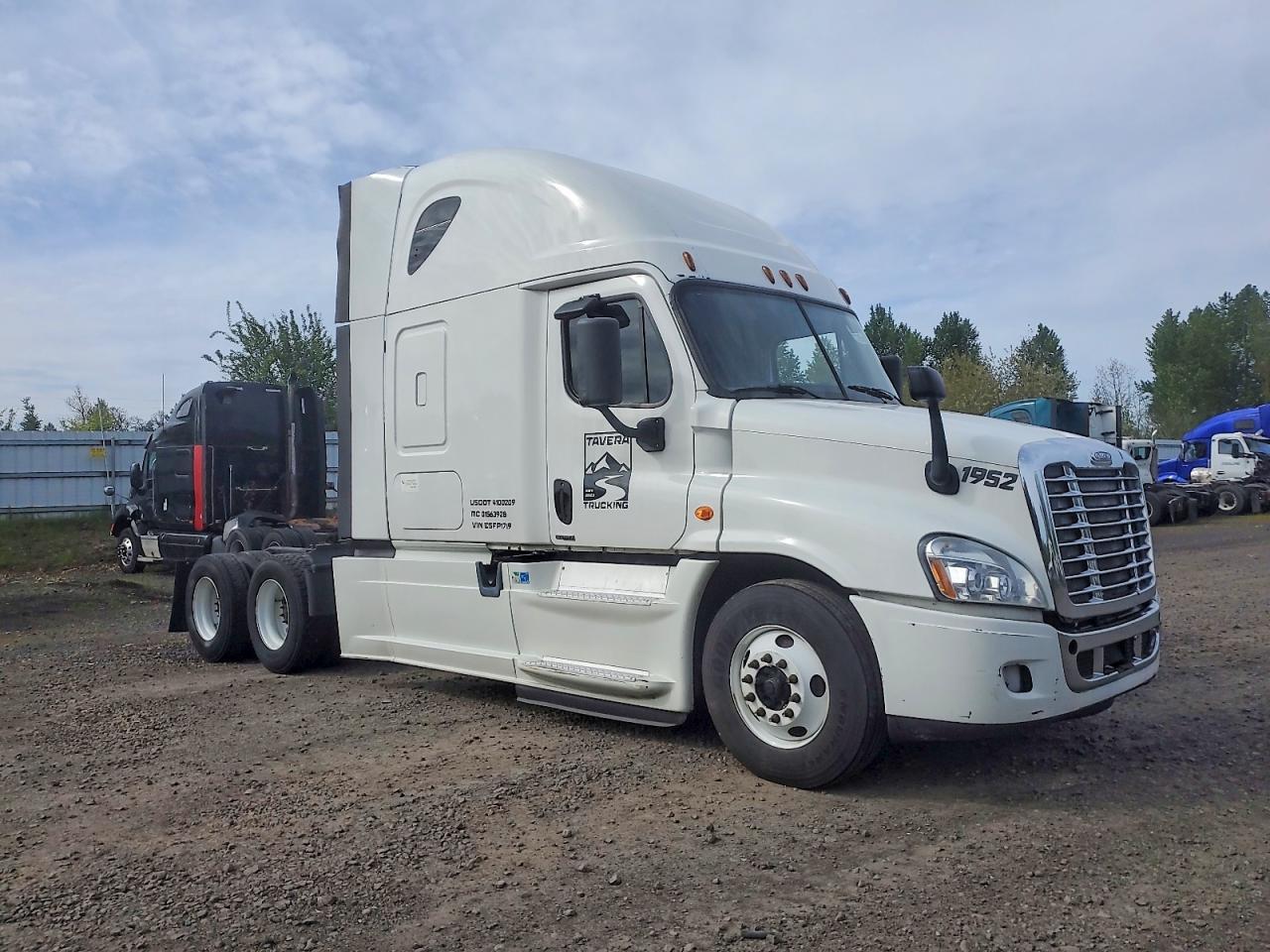 2014 Freigliner 2000 Freightliner Semi Truck