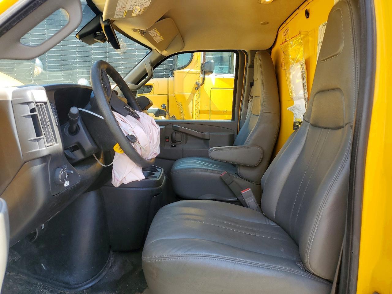 2021 GMC Savana BOX Truck