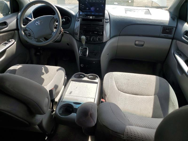 2010 Toyota Sienna le 8-passenger