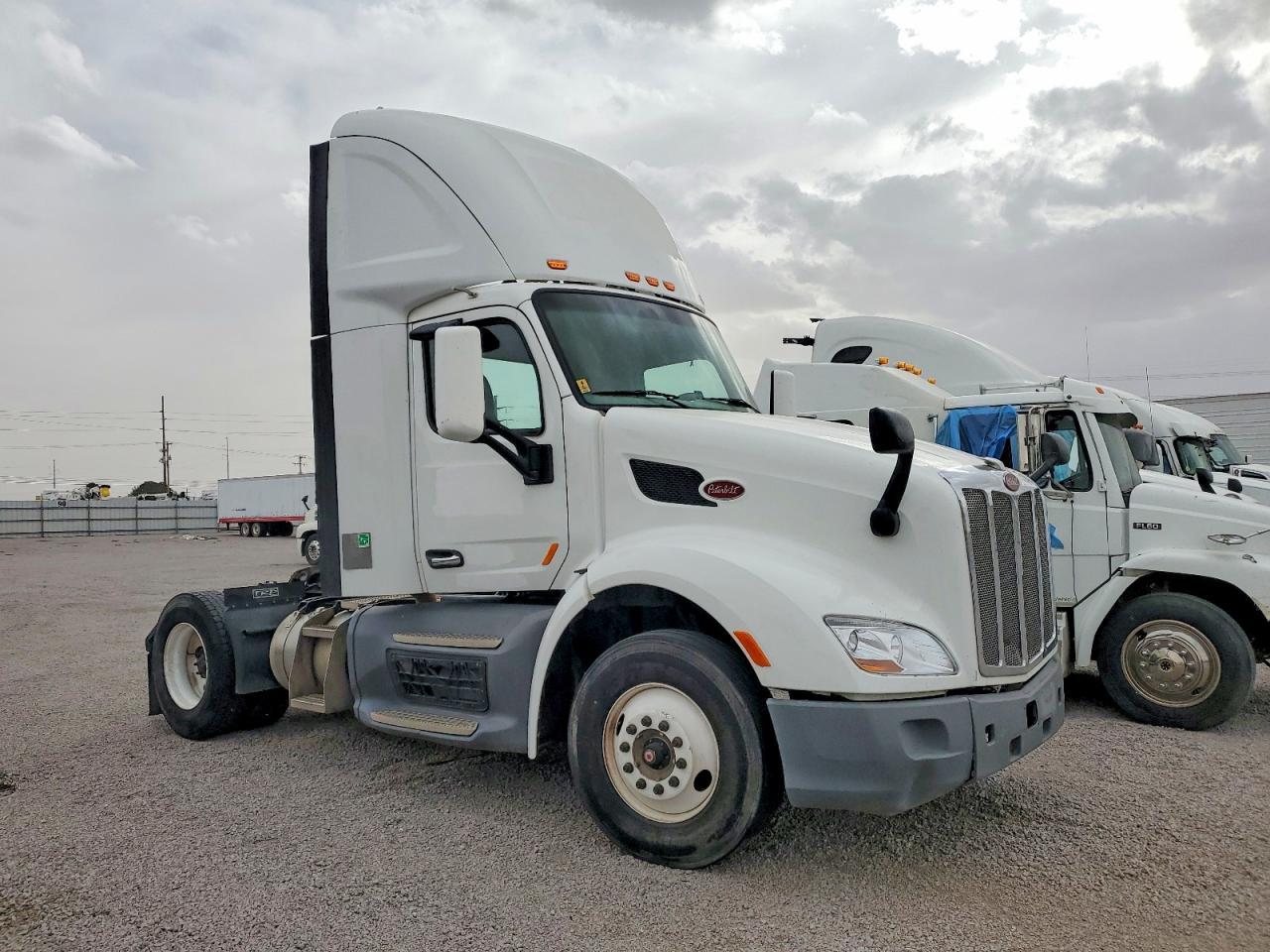 2018 Peterbilt 579 Semi Truck