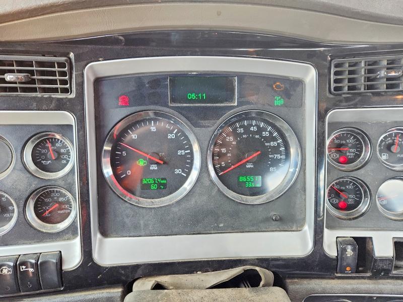 2013 Kenworth T800 Semi Truck