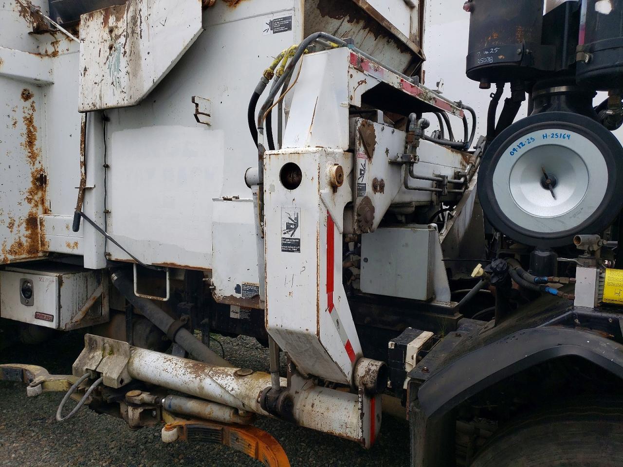 2009 Peterbilt 320 Refuse Truck