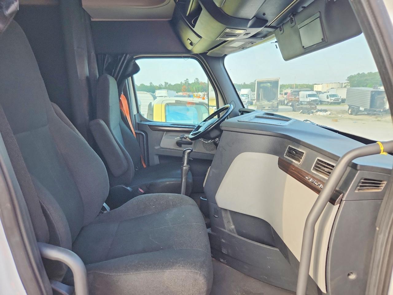 2020 Freightliner Cascadia 126