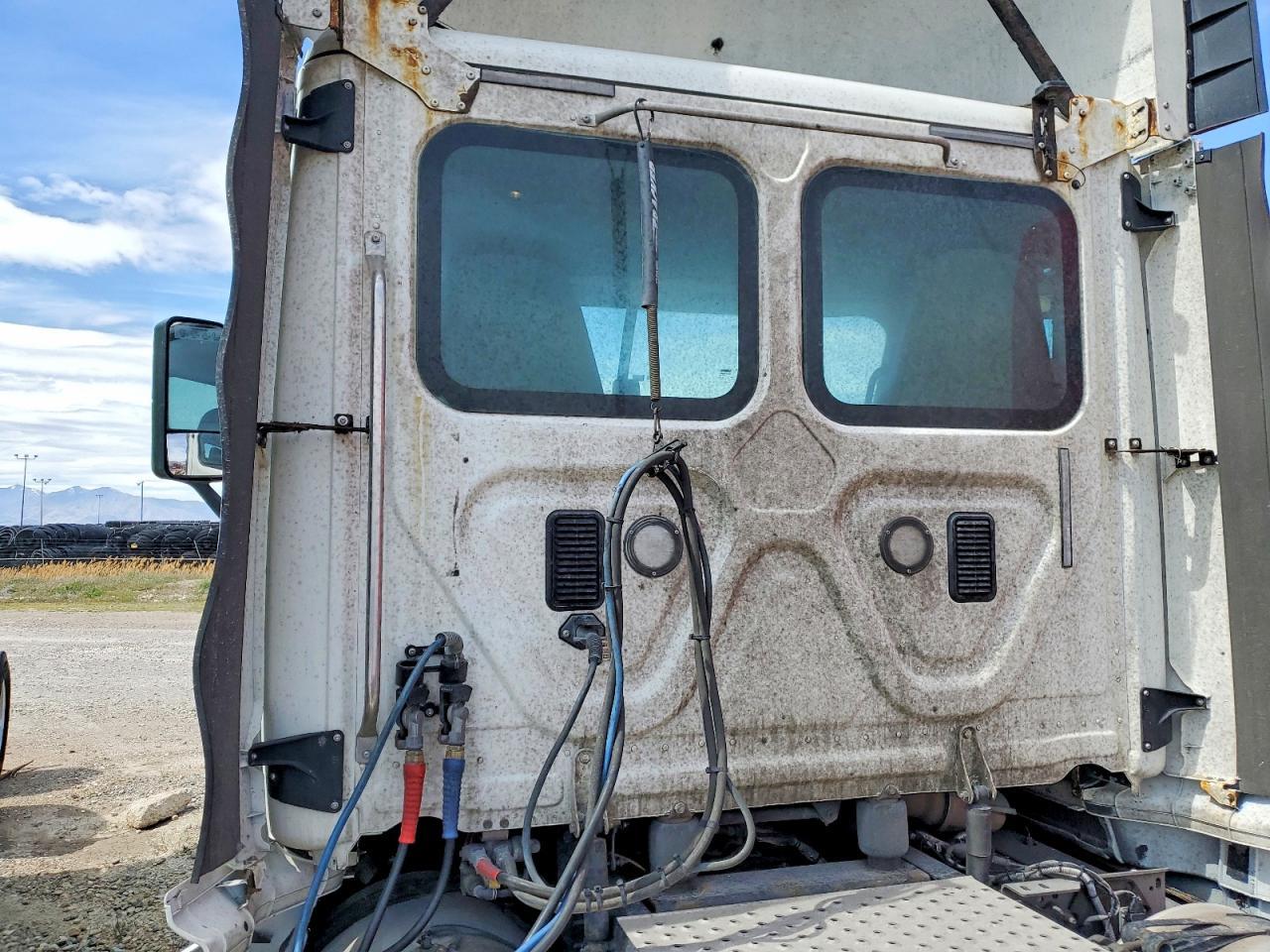 2016 Freigliner 2016 Freightliner Cascadia 113 Semi Truck